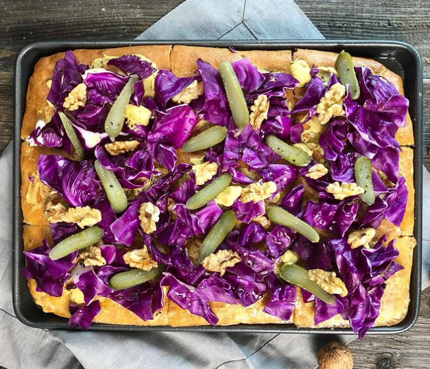 Ricetta Focaccia con cavolo viola, cetrioli, senape e noci