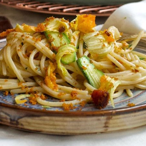 ricetta spaghetti con zucchine, fiori di zucca e bottarga
