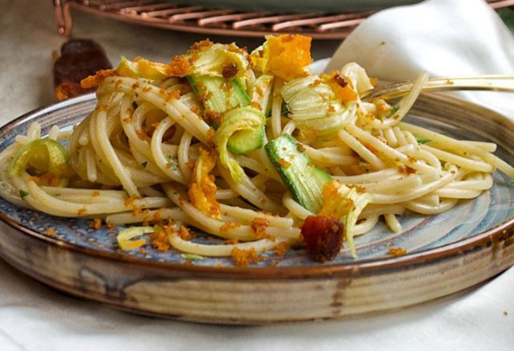 ricetta spaghetti con zucchine, fiori di zucca e bottarga