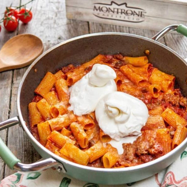 Ricetta: pasta con ragù di salsiccia e burrata