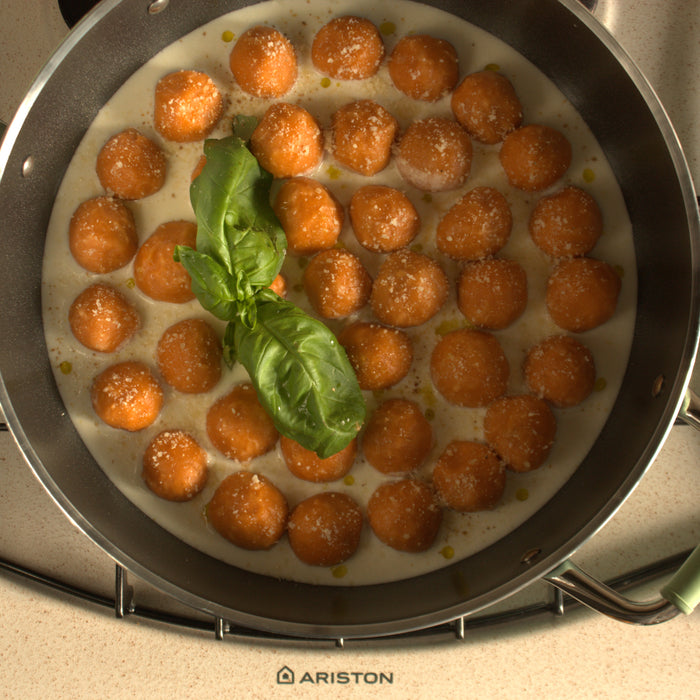 ricetta gnocchi senza patate al pomodoro ripieni di ricotta e provola