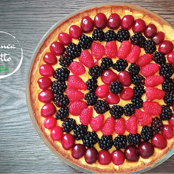 torta compleanno con lamponi, more, fragole